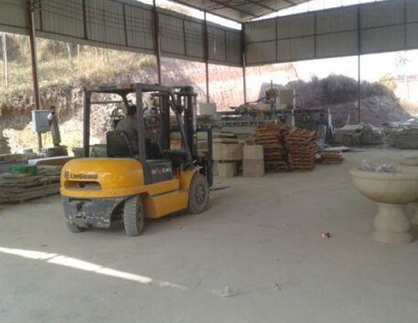 小噸位內(nèi)燃叉車服務于石材加工